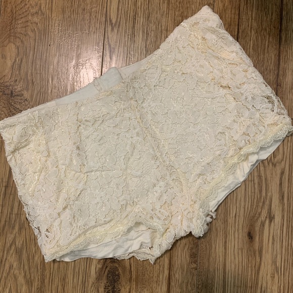 ☀️ 4/$25 BLUENOTES | White/Ivory Lace Shorts - Picture 2 of 3